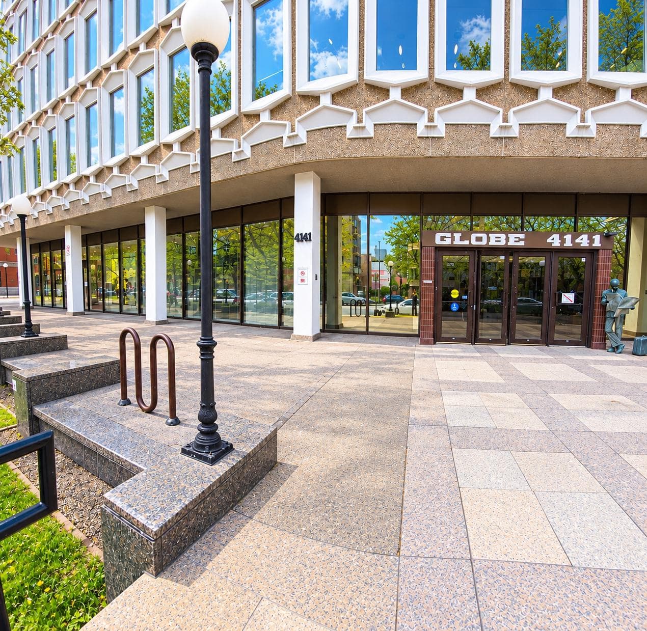 Entrée de l'édifice au 4141, rue Sherbrooke Ouest, à Westmount