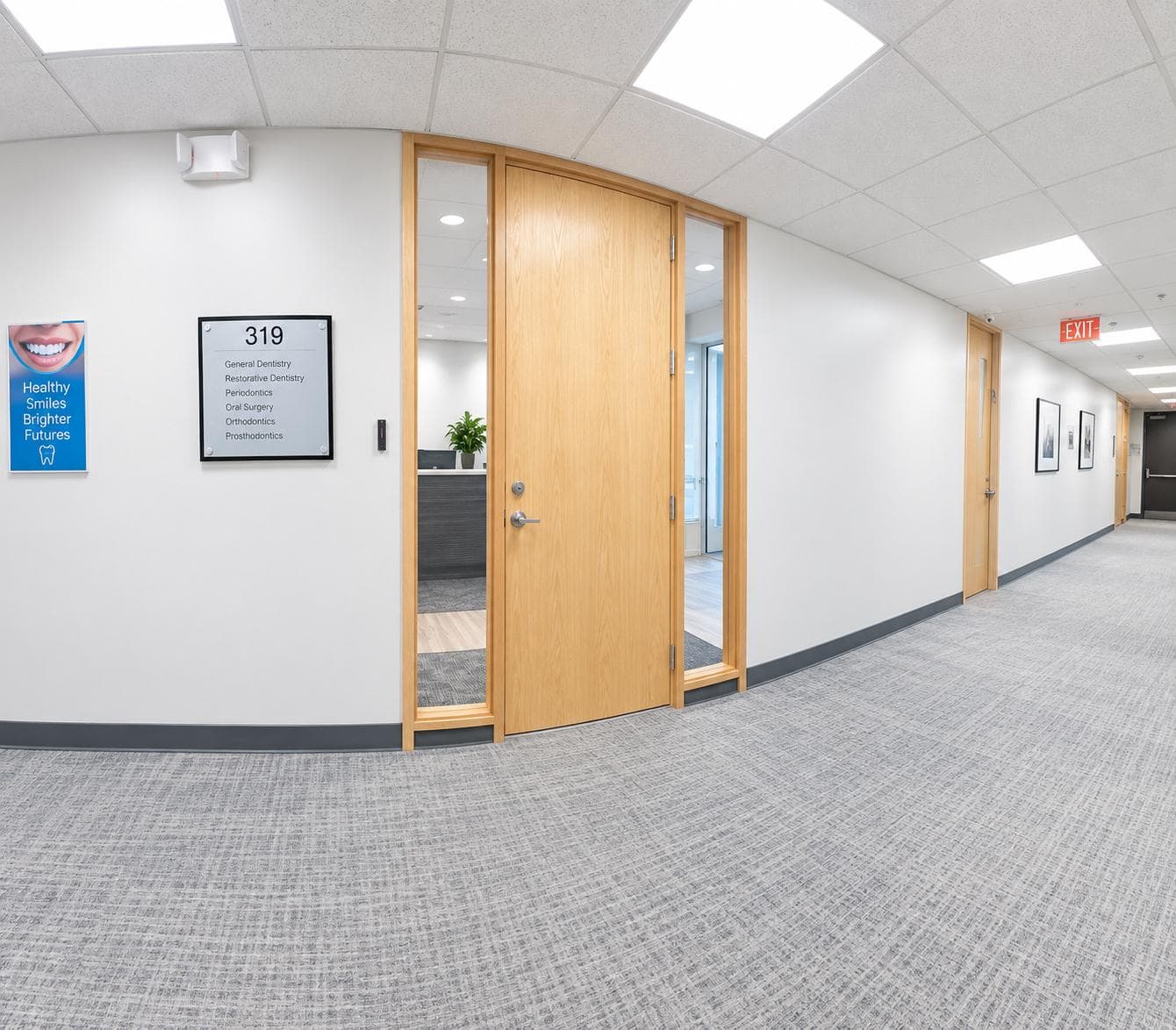 Porte de la suite 319 dans le couloir de l'immeuble