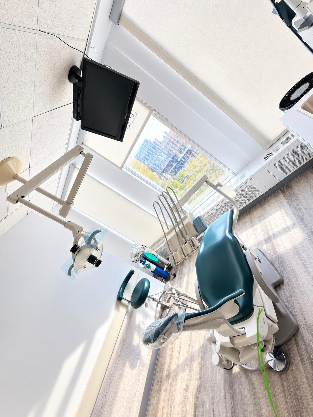 Vue grand angle d'une salle de soins